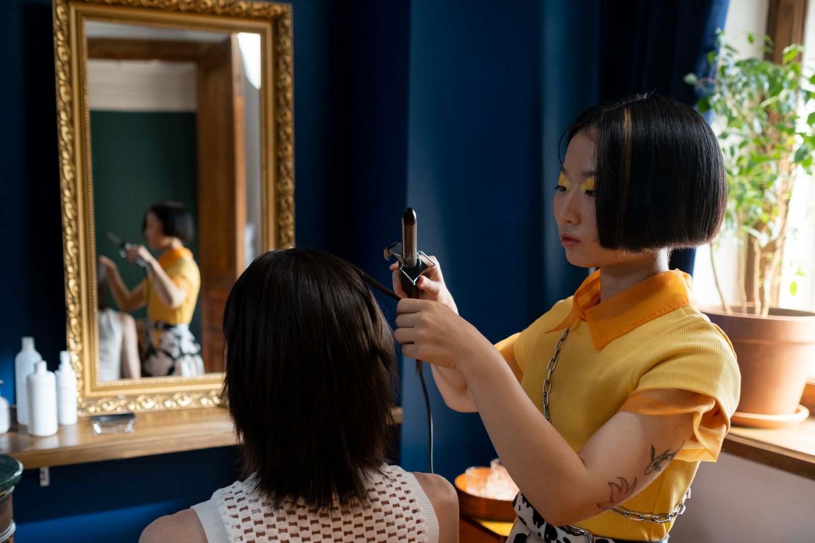 Finalização do cabelo com modelador no studio